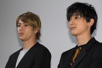 左から山田裕貴、吉沢亮。