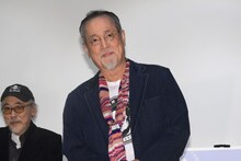 スタンディングオベーションに、笑顔で応える仲代達矢。