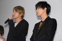 左から山田裕貴、吉沢亮。