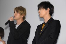 左から山田裕貴、吉沢亮。