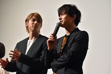 左から山田裕貴、吉沢亮。