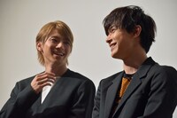 左から山田裕貴、吉沢亮。