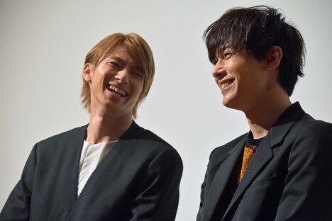 左から山田裕貴、吉沢亮。