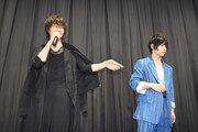 客席に友人が座っていることに気付いて驚く綾野剛（左）と、綾野の友人を見つめる村上虹郎（右）。