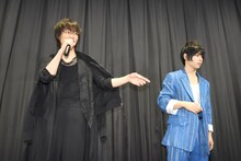 客席に友人が座っていることに気付いて驚く綾野剛（左）と、綾野の友人を見つめる村上虹郎（右）。