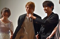 ストーブで暖を取る様子を再現するキャストたち。