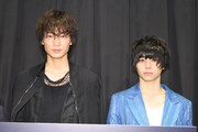 左から綾野剛、村上虹郎。