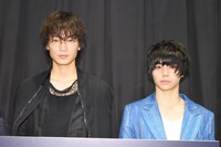 左から綾野剛、村上虹郎。