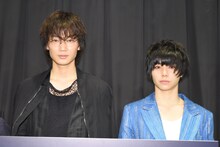 左から綾野剛、村上虹郎。