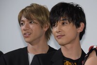 左から山田裕貴、吉沢亮。