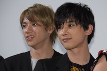 左から山田裕貴、吉沢亮。