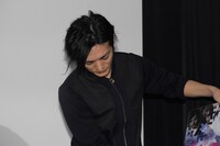 パネル台を壊してしまい、スタッフに「領収書送っといてください」と伝える久保田悠来。