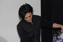 パネル台を壊してしまい、スタッフに「領収書送っといてください」と伝える久保田悠来。