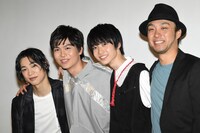 左から三津谷亮、多和田秀弥、小野寺晃良、監督の上條大輔。