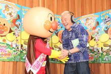 アンパンマン（左）と握手をするウド鈴木（右）。
