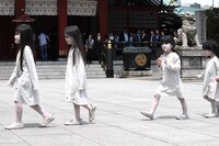 白塗りの“こども”たち。