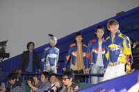 プラネタリウムの客席を通って登場したキャストたち。