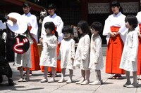 白塗りの“こども”たち。