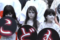 白塗りの“こども”たち。