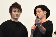 中村龍介（左）、挑発的なポーズを取る玉城裕規（右）。