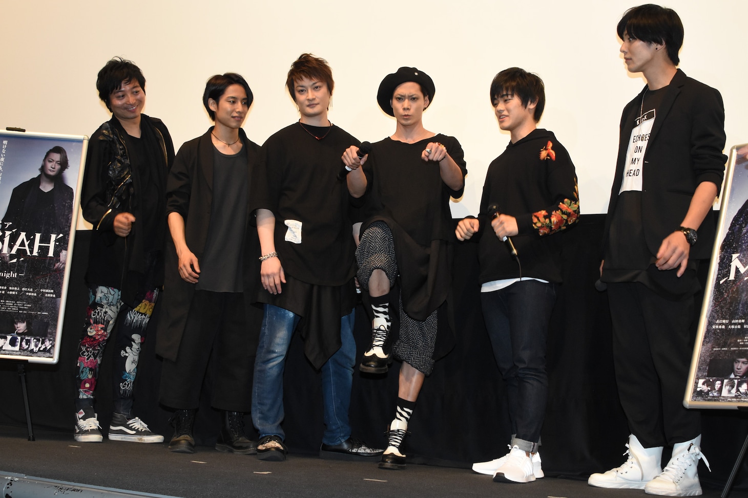 左から監督の山口ヒロキ、キャストの橋本真一、中村龍介、玉城裕規、長江崚行、小谷嘉一。
