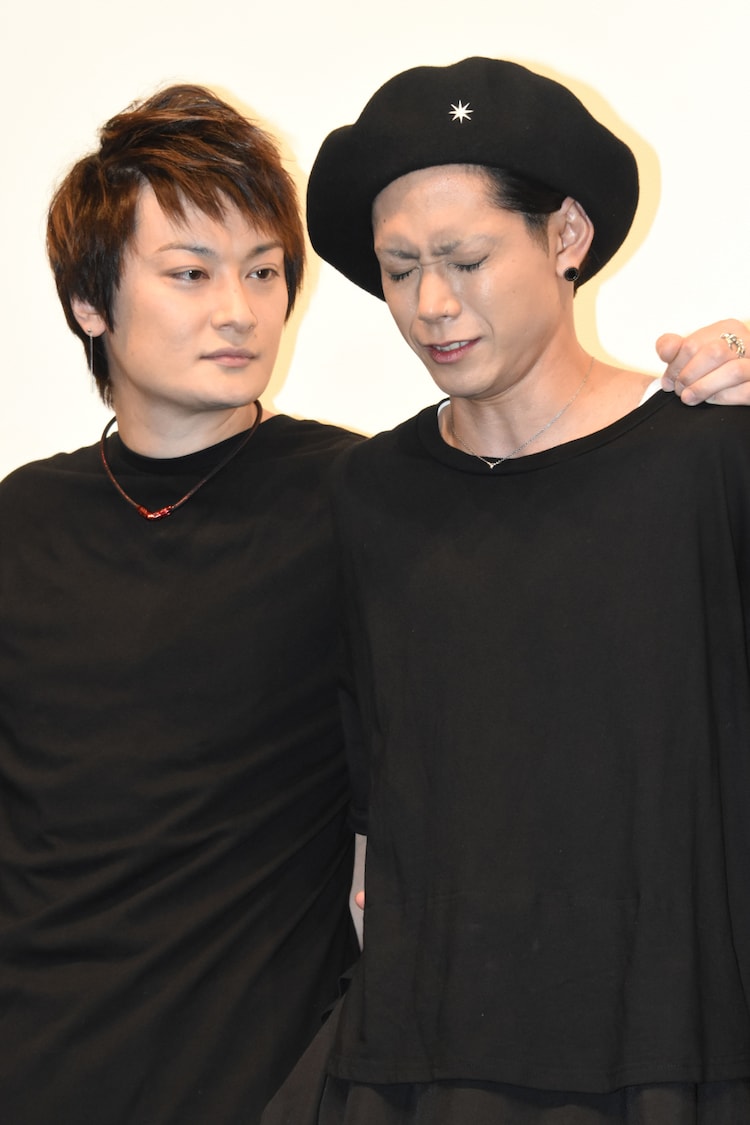 急にむせる玉城裕規 右 の肩を抱く中村龍介 左 画像 動画ギャラリー 2 27 映画ナタリー 急にむせる玉城裕規 右 の肩を抱く中村龍介 左 画像 動画ギャラリー 2 27 映画ナタリー