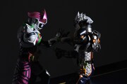 左から仮面ライダーエグゼイド クリエイターゲーマー、仮面ライダー風魔。
