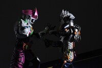 左から仮面ライダーエグゼイド クリエイターゲーマー、仮面ライダー風魔。