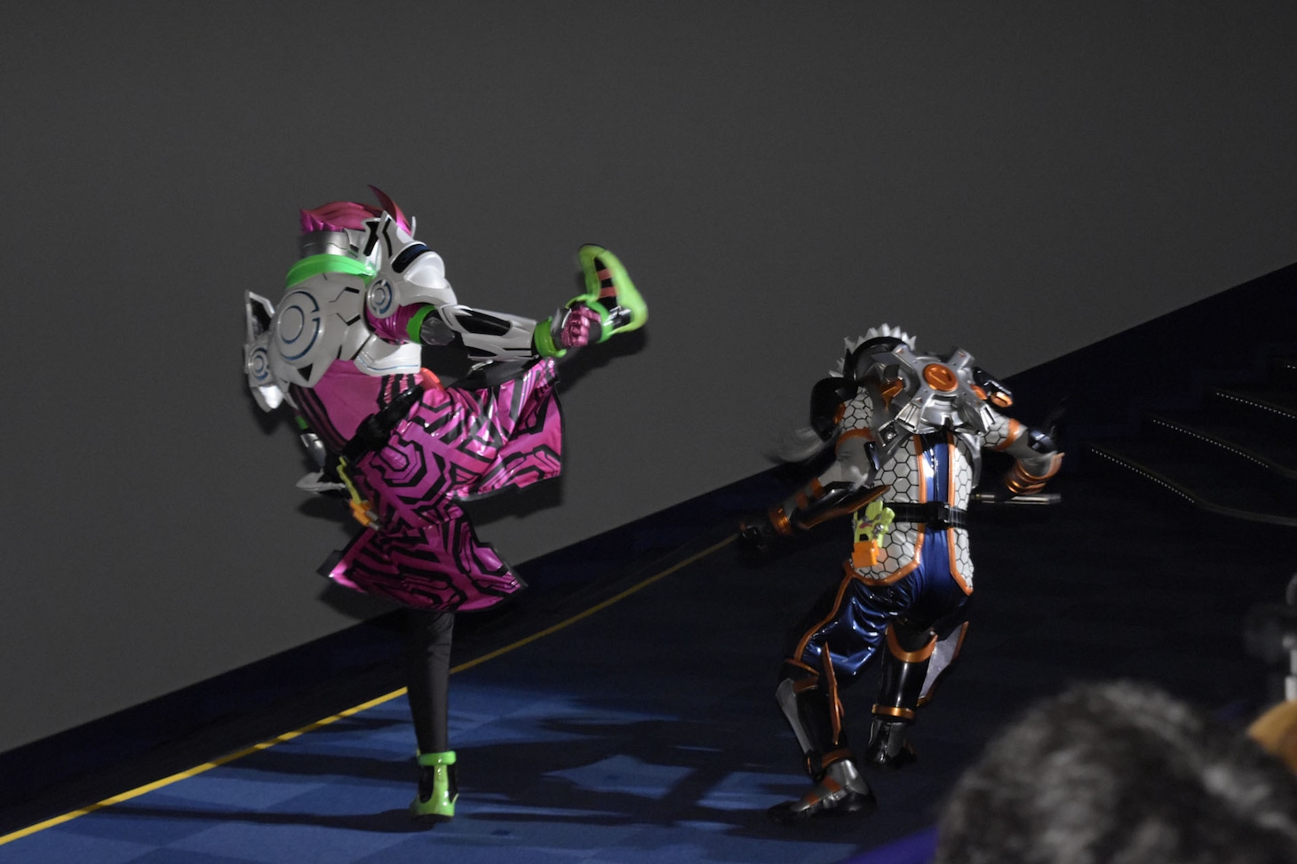 左から仮面ライダーエグゼイド クリエイターゲーマー、仮面ライダー風魔。
