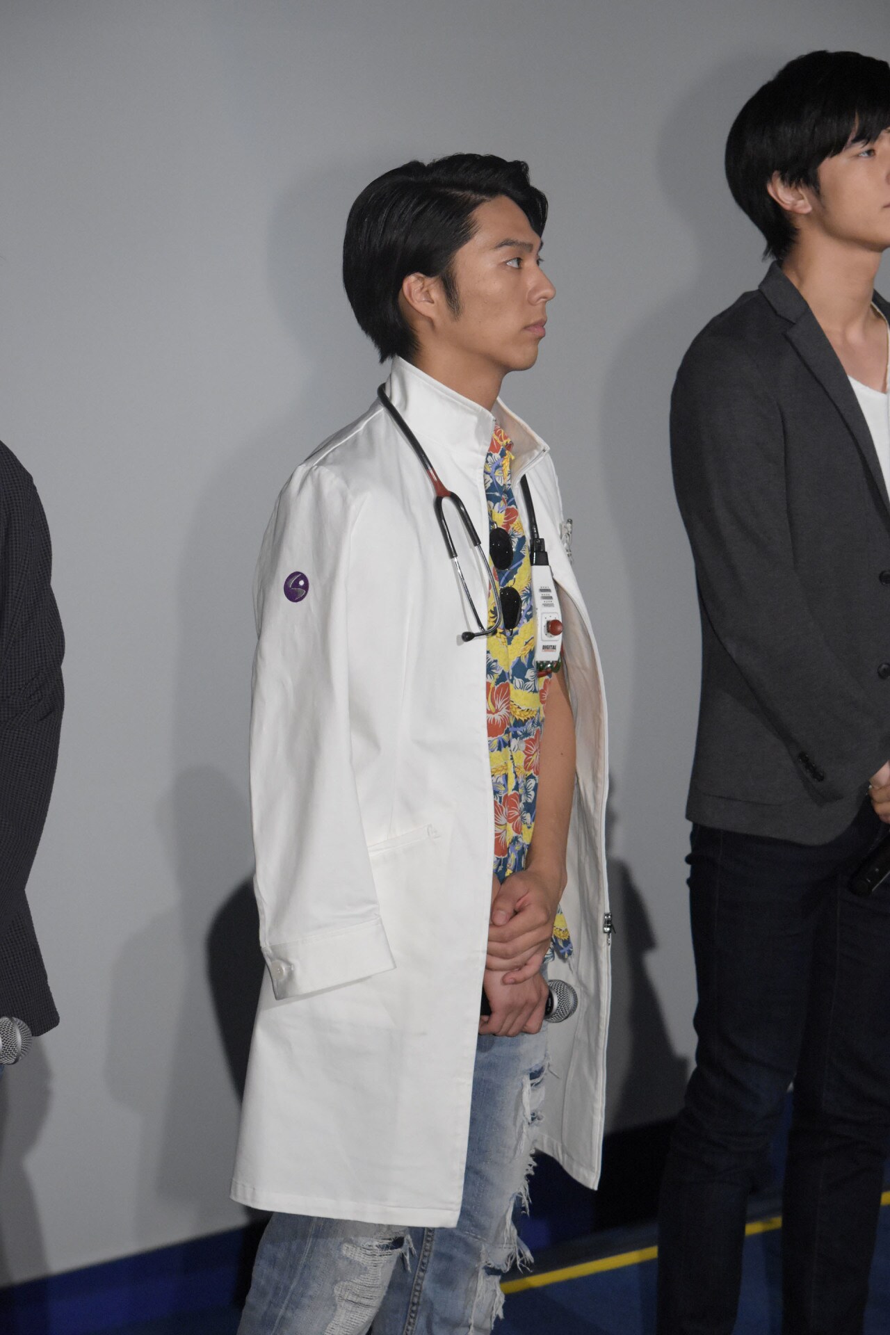 CRの白衣姿で登壇した小野塚勇人。 - 劇場版「仮面ライダーエグゼイド