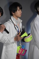 「幻夢VR」を手に登壇した飯島寛騎。