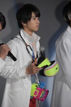 「幻夢VR」を手に登壇した飯島寛騎。