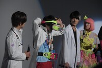 「幻夢VR」を装着する飯島寛騎（中央左）。