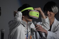 「幻夢VR」を装着する飯島寛騎。