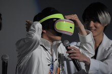 「幻夢VR」を装着する飯島寛騎。