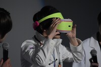 「幻夢VR」を装着した飯島寛騎。