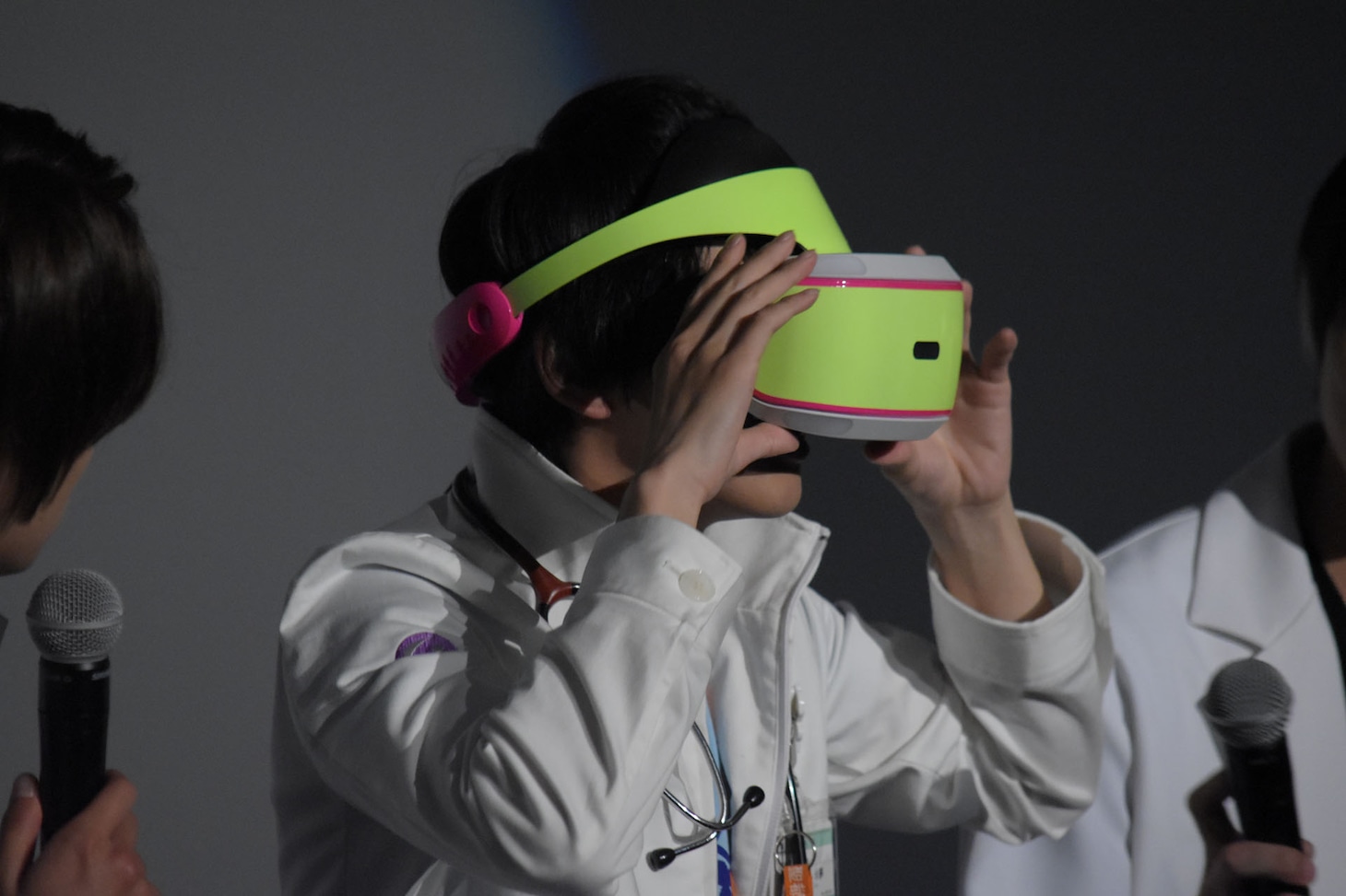 「幻夢VR」を装着した飯島寛騎。