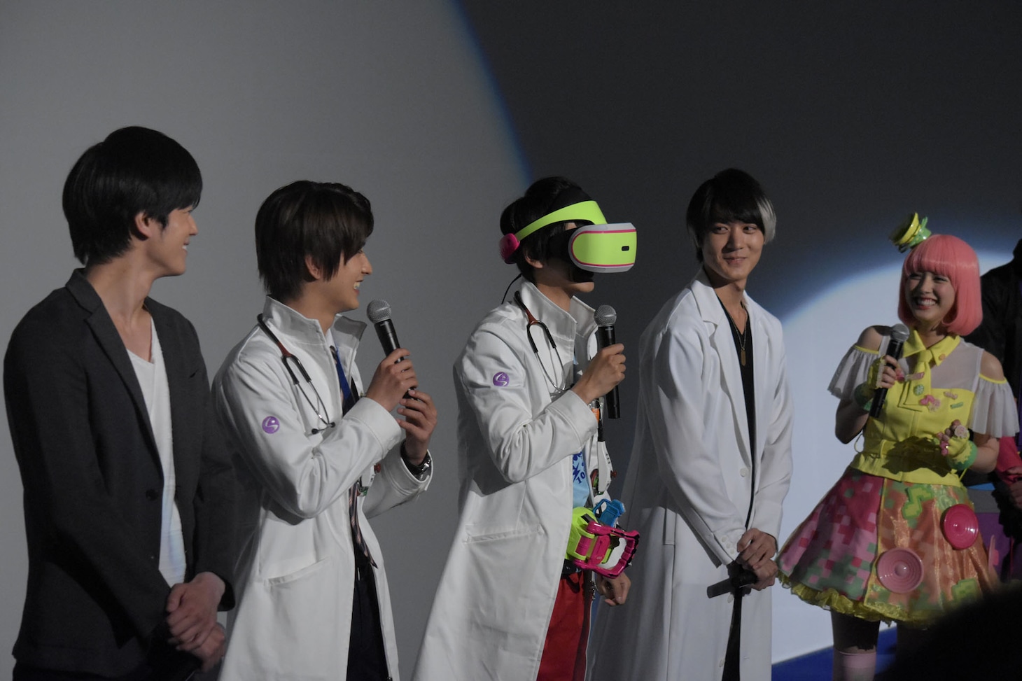 「幻夢VR」を装着した飯島寛騎（中央）。