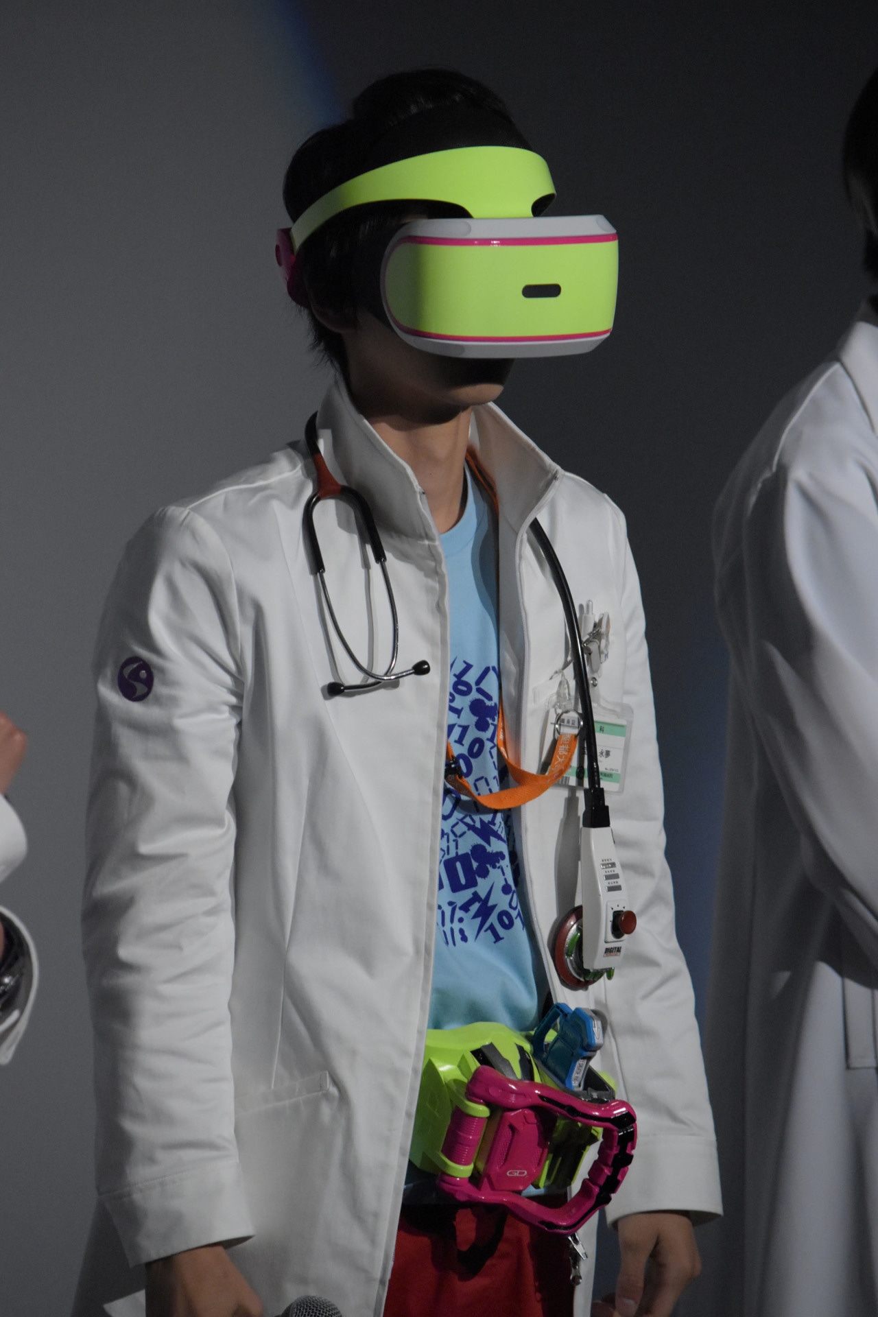 「幻夢VR」を装着した飯島寛騎。