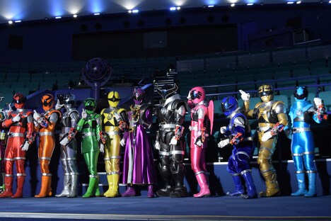 「宇宙戦隊キュウレンジャー THE MOVIE ゲース・インダベーの逆襲」のヒーローたち。