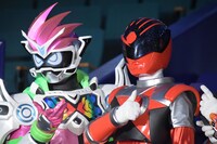 左から仮面ライダーエグゼイド クリエイターゲーマー、シシレッド。