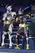 左から仮面ライダーゲンム レベルX-0、仮面ライダーレーザーターボ レベル0。