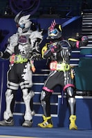 左から仮面ライダーゲンム レベルX-0、仮面ライダーレーザーターボ レベル0。