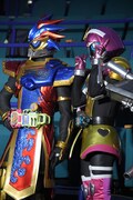 左から仮面ライダーパラドクス レベル99、仮面ライダーポッピー レベルX。