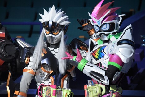 左から仮面ライダー風魔、仮面ライダーエグゼイド クリエイターゲーマー。