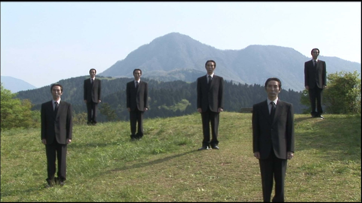 「怪談新耳袋 絶叫編 左 黒い男たち」 (c)2007怪談新耳袋製作委員会 BS-TBS/キングレコード