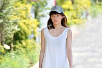 吉岡華役のコムアイ。