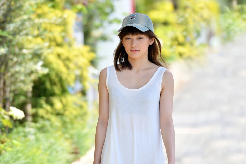 吉岡華役のコムアイ。