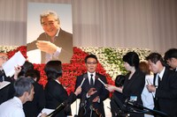 五木ひろし（中央）（写真提供：東映）