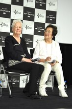 左からエレノア・コッポラ、通訳の戸田奈津子。